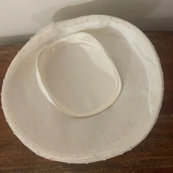 Vintage Ivory Fascinator Hat 1950s–1960s Sinamay Millinery  display picture 3